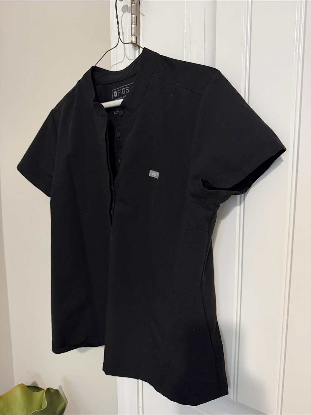 Figs women’s Black Short-Sleeve Henley Polo